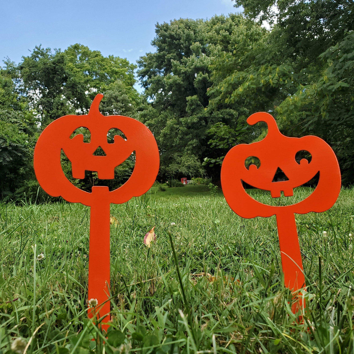 Set of 2 Pumpkin Yard Stakes – Metal Halloween Lawn & Garden Décor